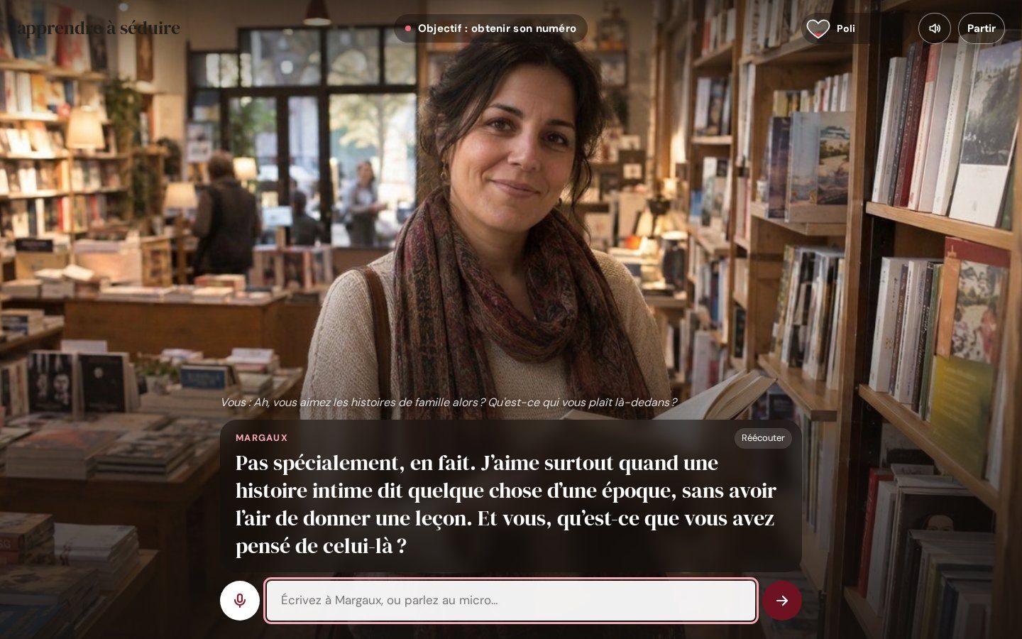 Capture de l'entraînement : dans une librairie, Margaux répond à l'apprenant ; en bas, le micro et le champ de saisie